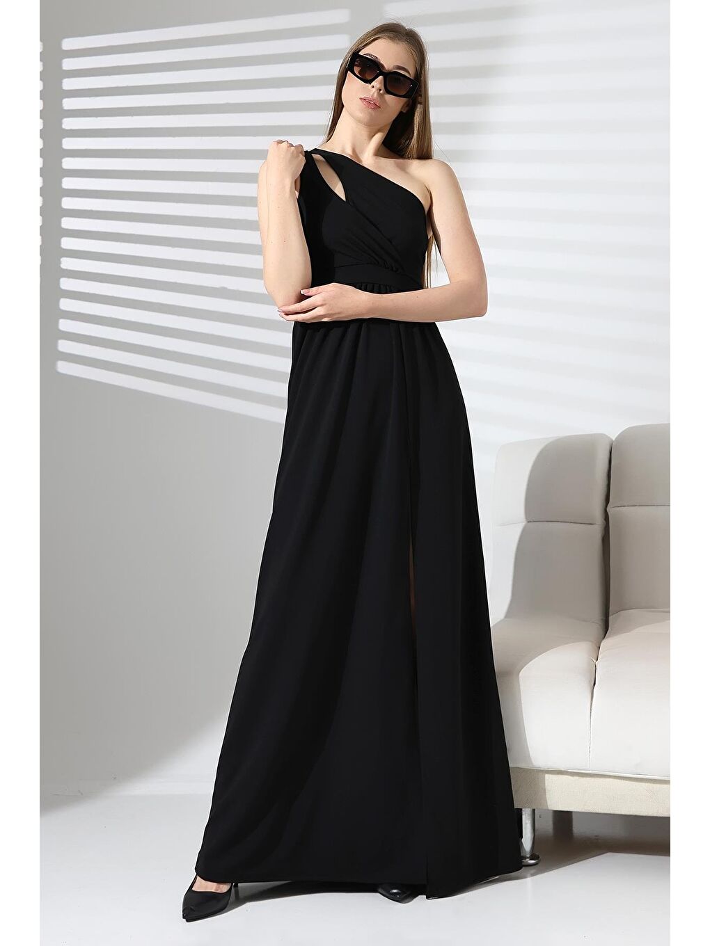 Siyah İthal Krep Kumaş Tek Omuz Uzun Yandan Yırtmaçlı Elbise-1