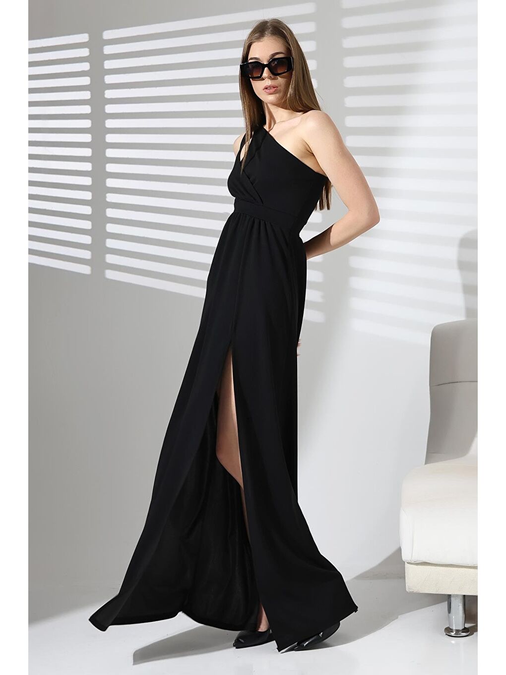 Siyah İthal Krep Kumaş Tek Omuz Uzun Yandan Yırtmaçlı Elbise-5