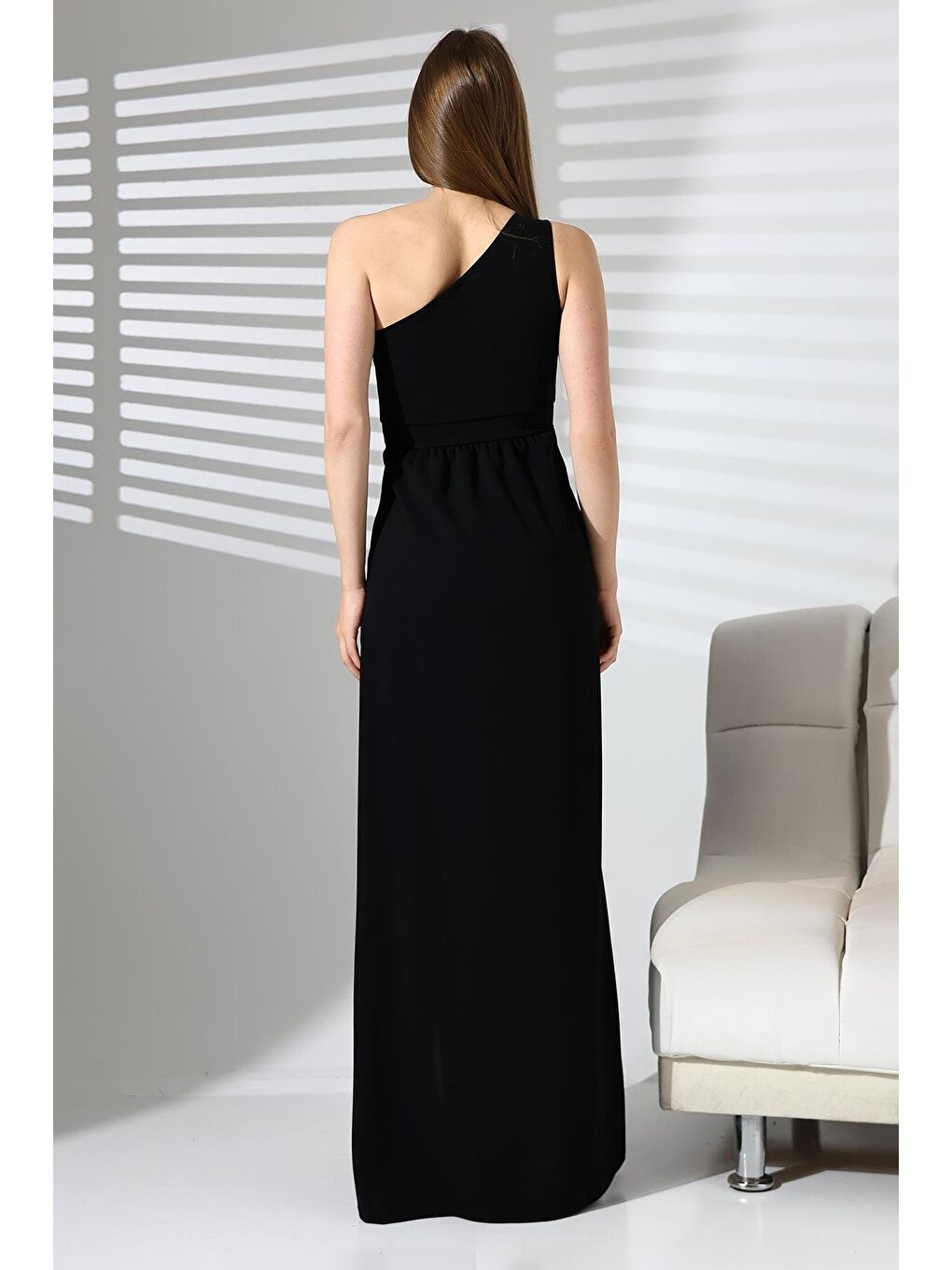 Siyah İthal Krep Kumaş Tek Omuz Uzun Yandan Yırtmaçlı Elbise-6