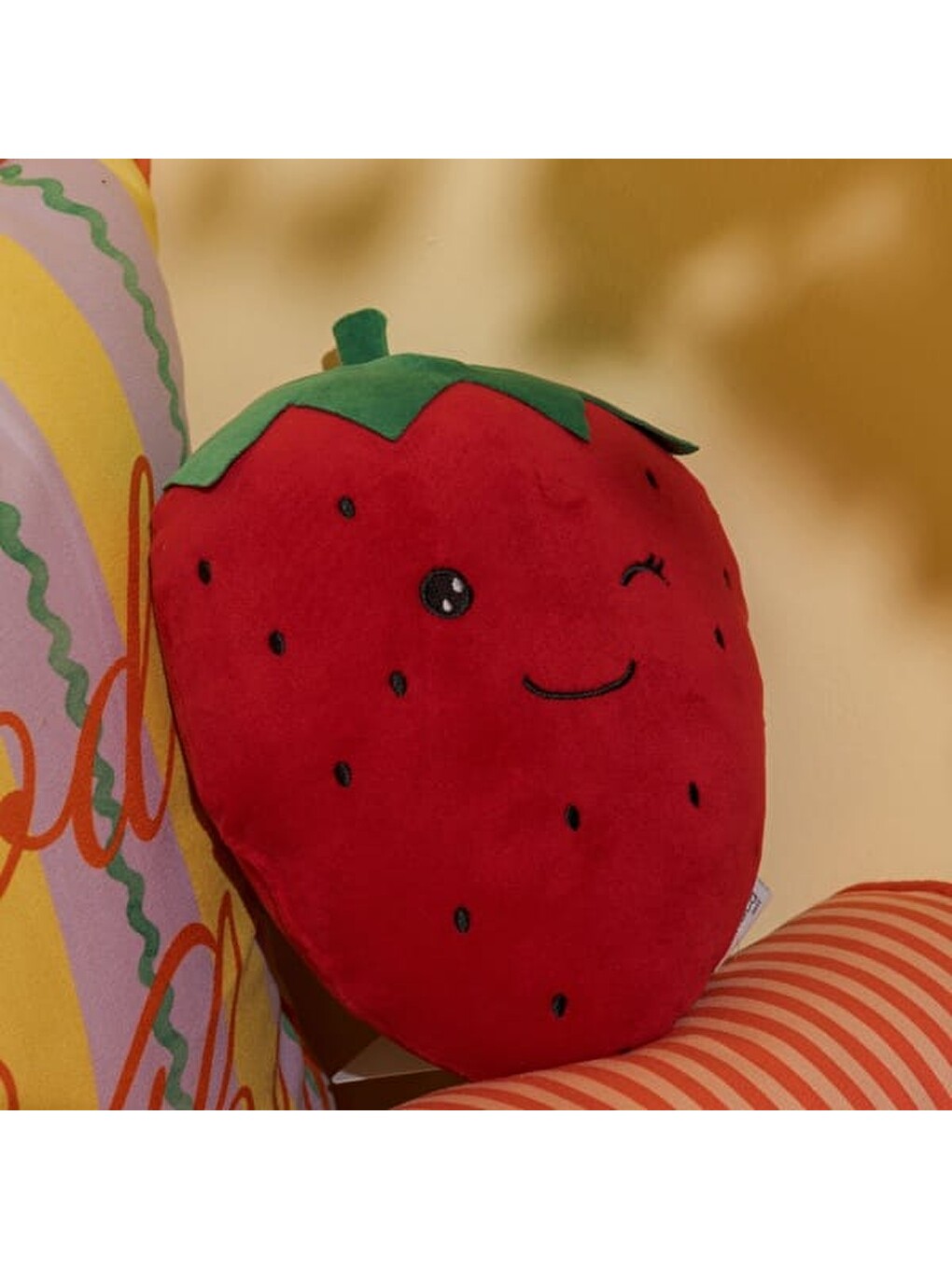 Soft Çilek Figürlü Yastık - Kırmızı - 25 cm