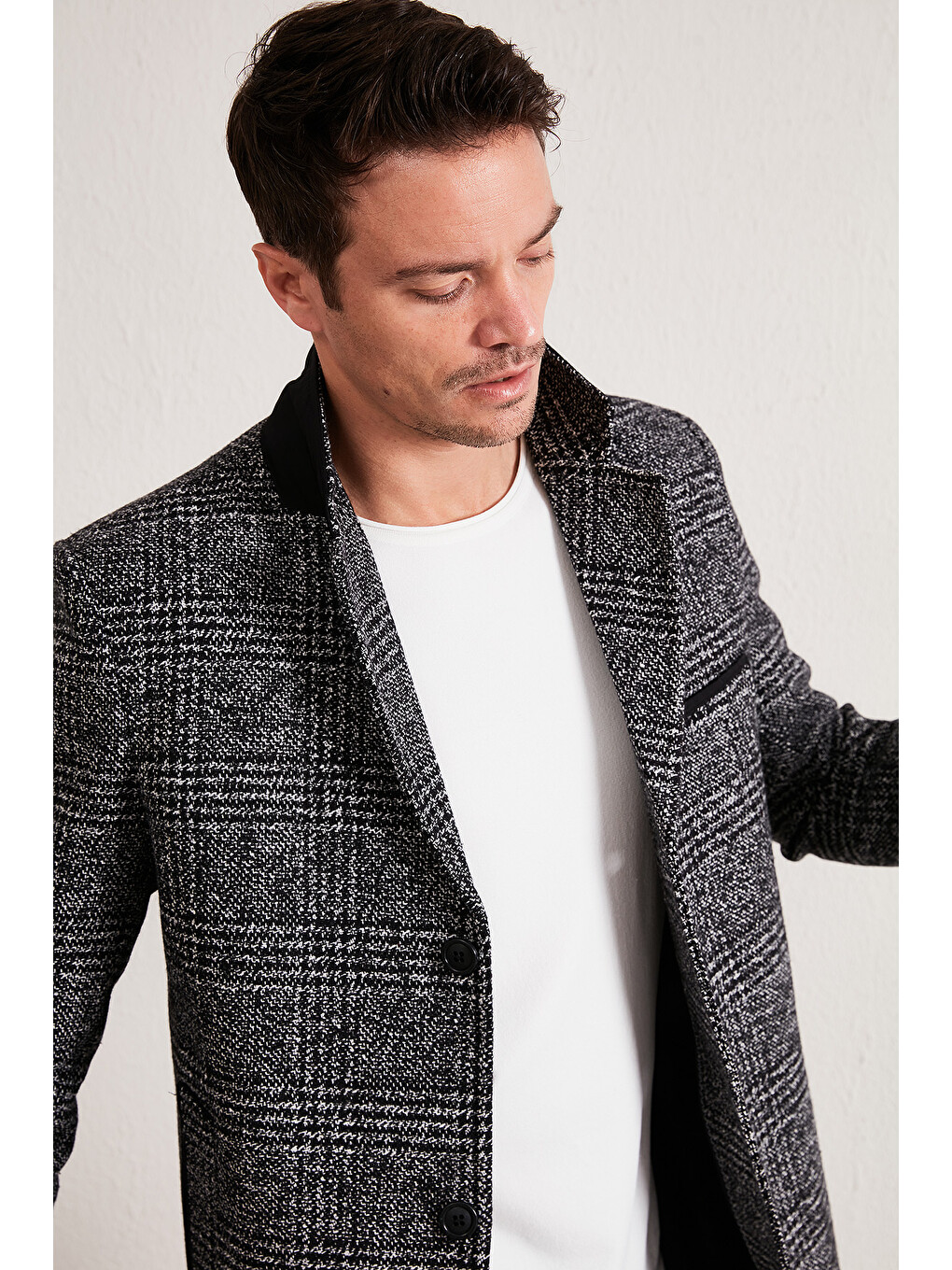 Siyah Slim Fit Tek Yırtmaçlı Düğmeli Mono Yaka Kaşe Erkek Kaban 5840098-7