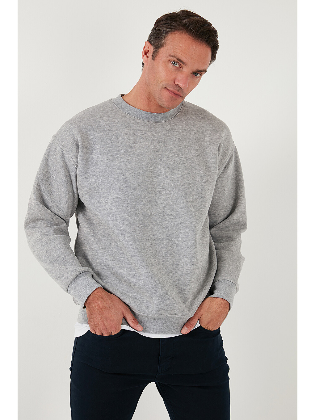 Gri Regular Fit Bisiklet Yaka Pamuklu İçi Tüylü Yumuşak Şardonlu Erkek Sweatshirt 5905255-3