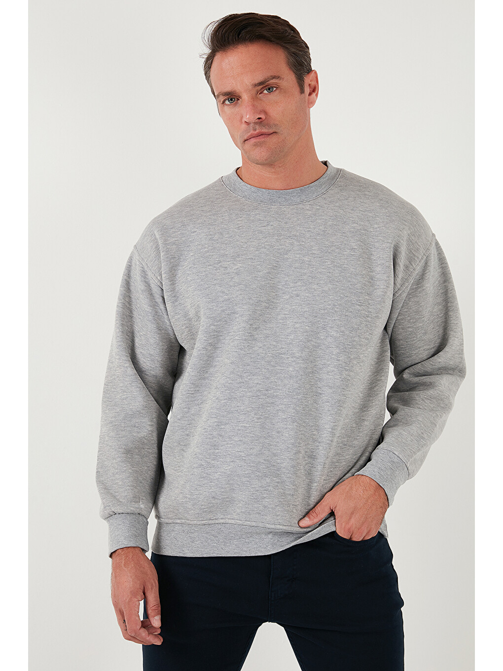 Gri Regular Fit Bisiklet Yaka Pamuklu İçi Tüylü Yumuşak Şardonlu Erkek Sweatshirt 5905255-4