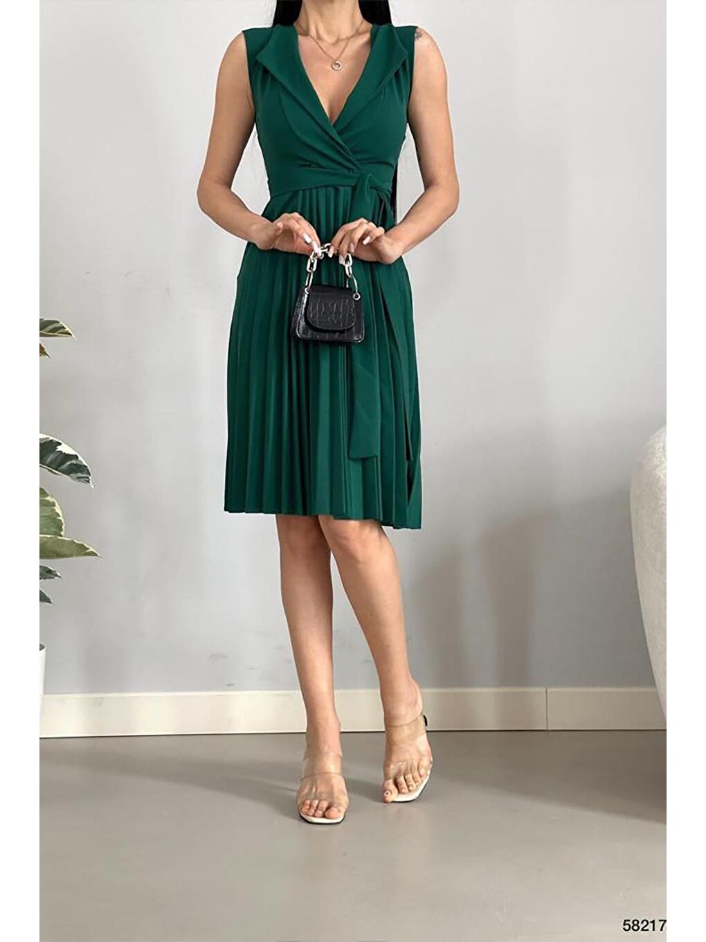 Zümrüt Yeşili Pliseli Ve Kuşaklı Sıfır Kol Yakalı Kuşaklı Elbise-1