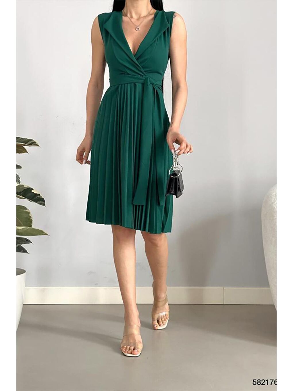 Zümrüt Yeşili Pliseli Ve Kuşaklı Sıfır Kol Yakalı Kuşaklı Elbise-2