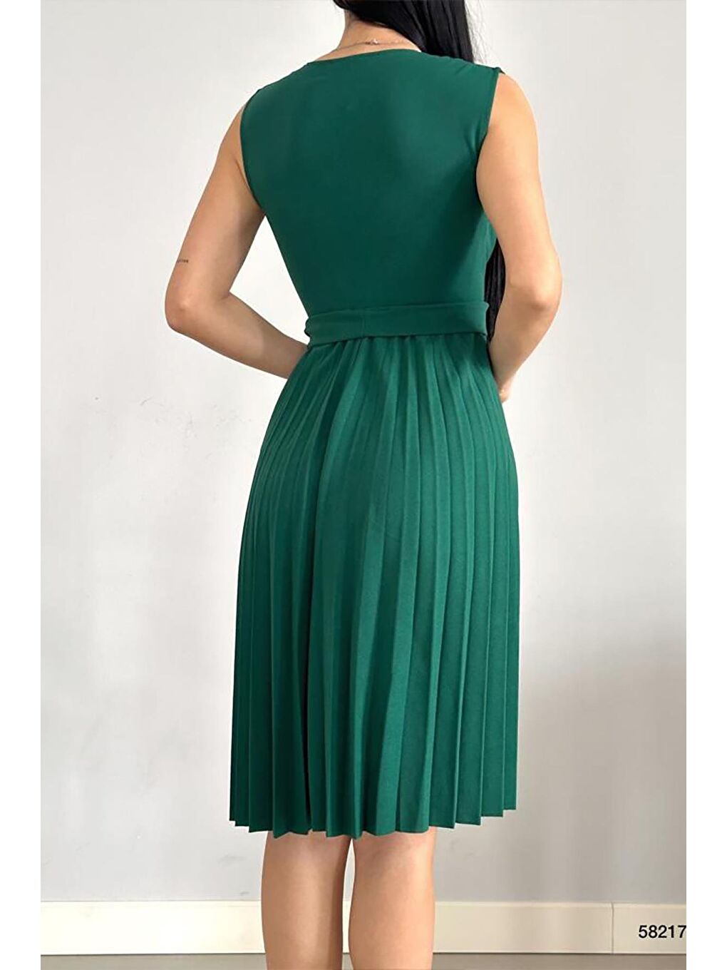 Zümrüt Yeşili Pliseli Ve Kuşaklı Sıfır Kol Yakalı Kuşaklı Elbise-4