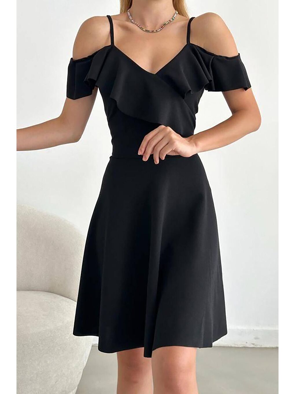 Siyah Askılı Omuz Fırfırlı Elbise-1