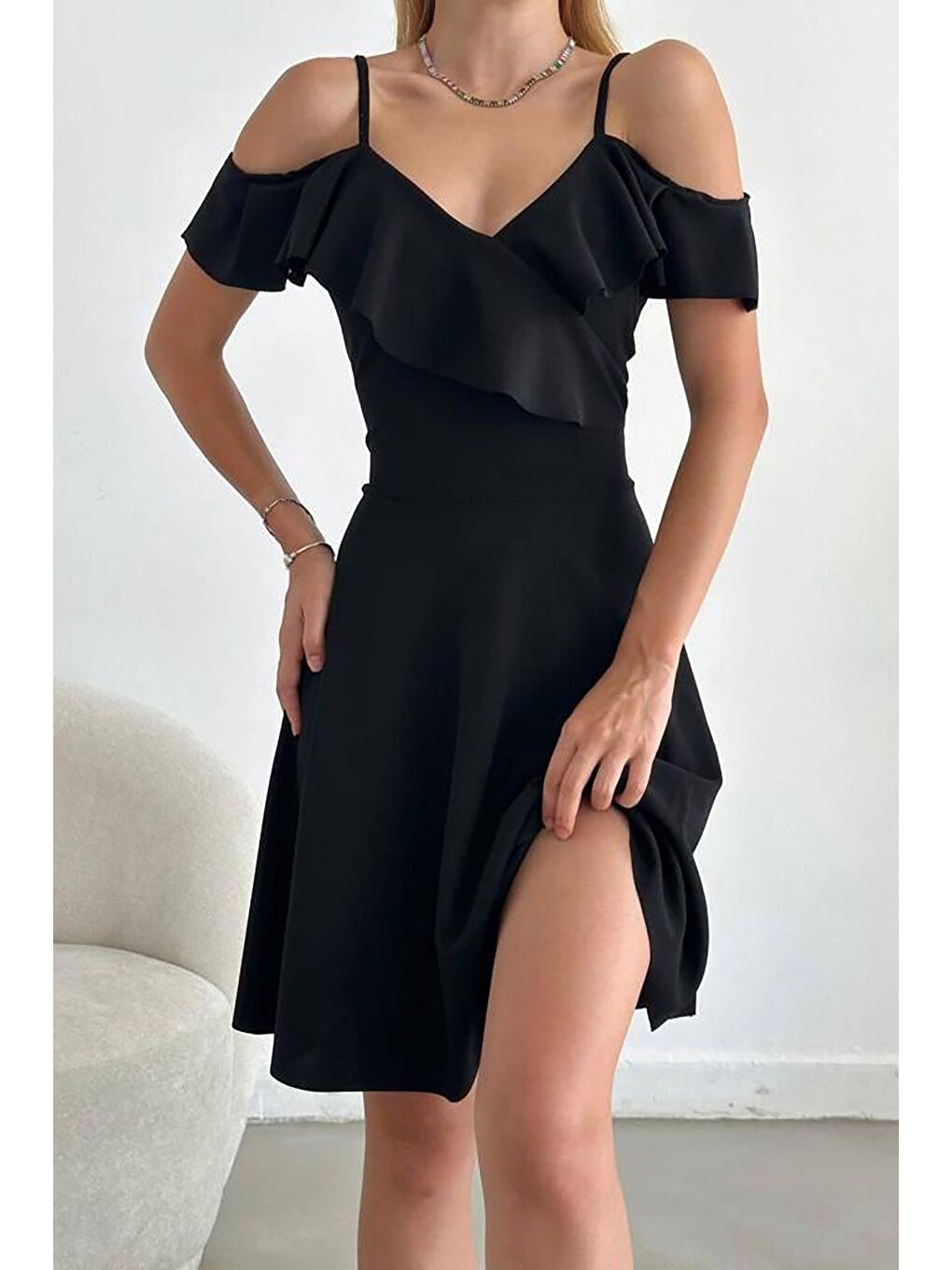 Siyah Askılı Omuz Fırfırlı Elbise-2