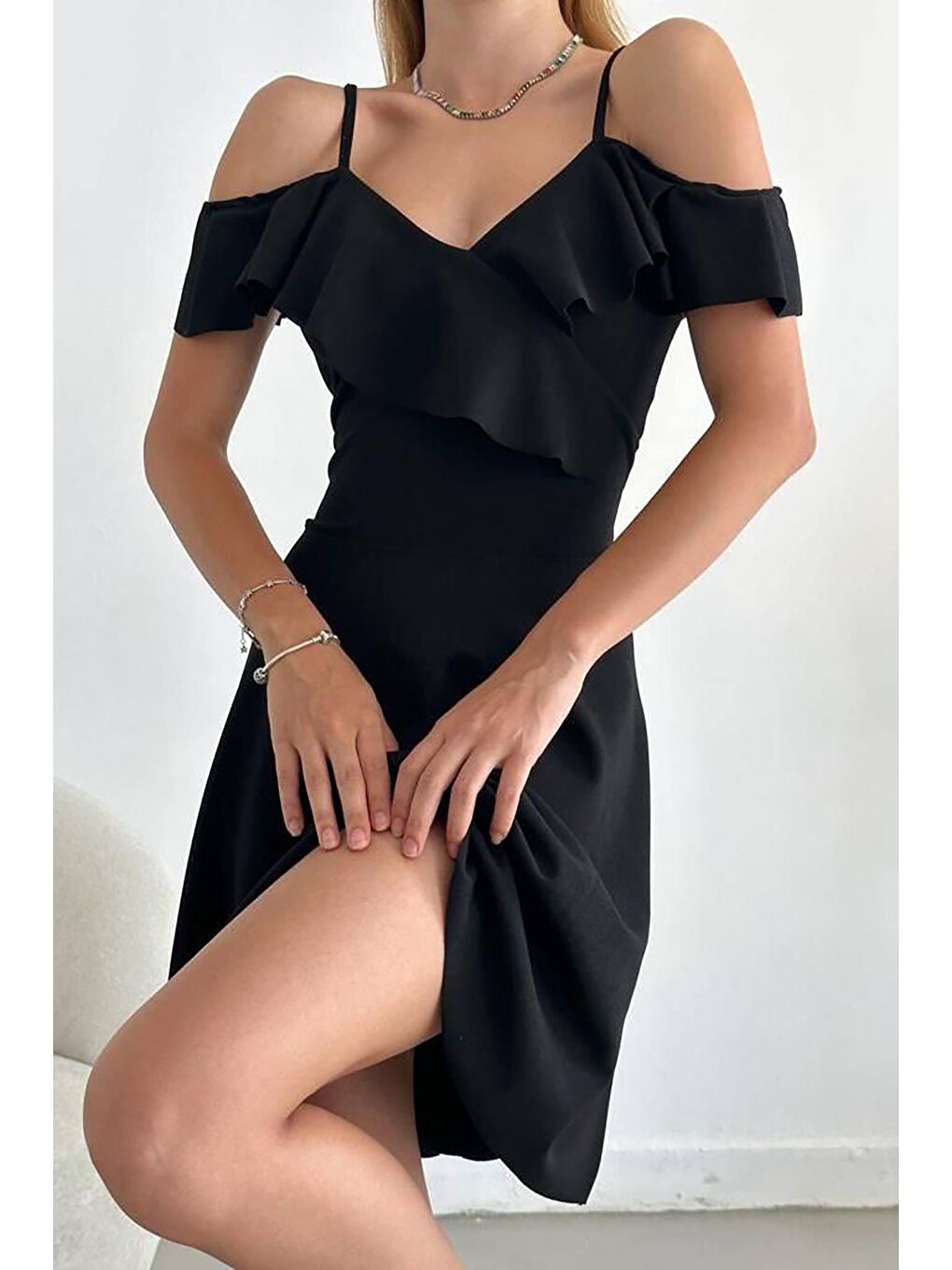 Siyah Askılı Omuz Fırfırlı Elbise-3