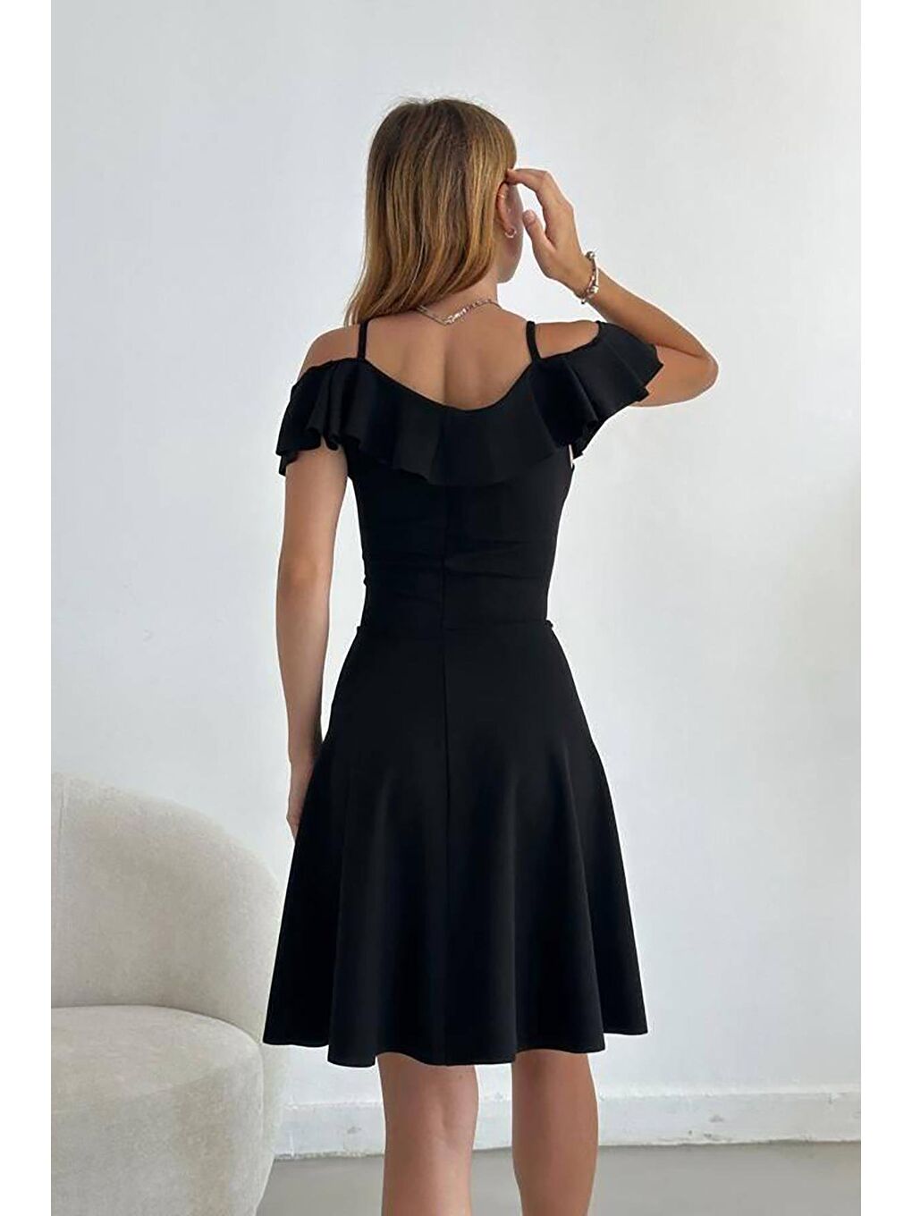 Siyah Askılı Omuz Fırfırlı Elbise-4