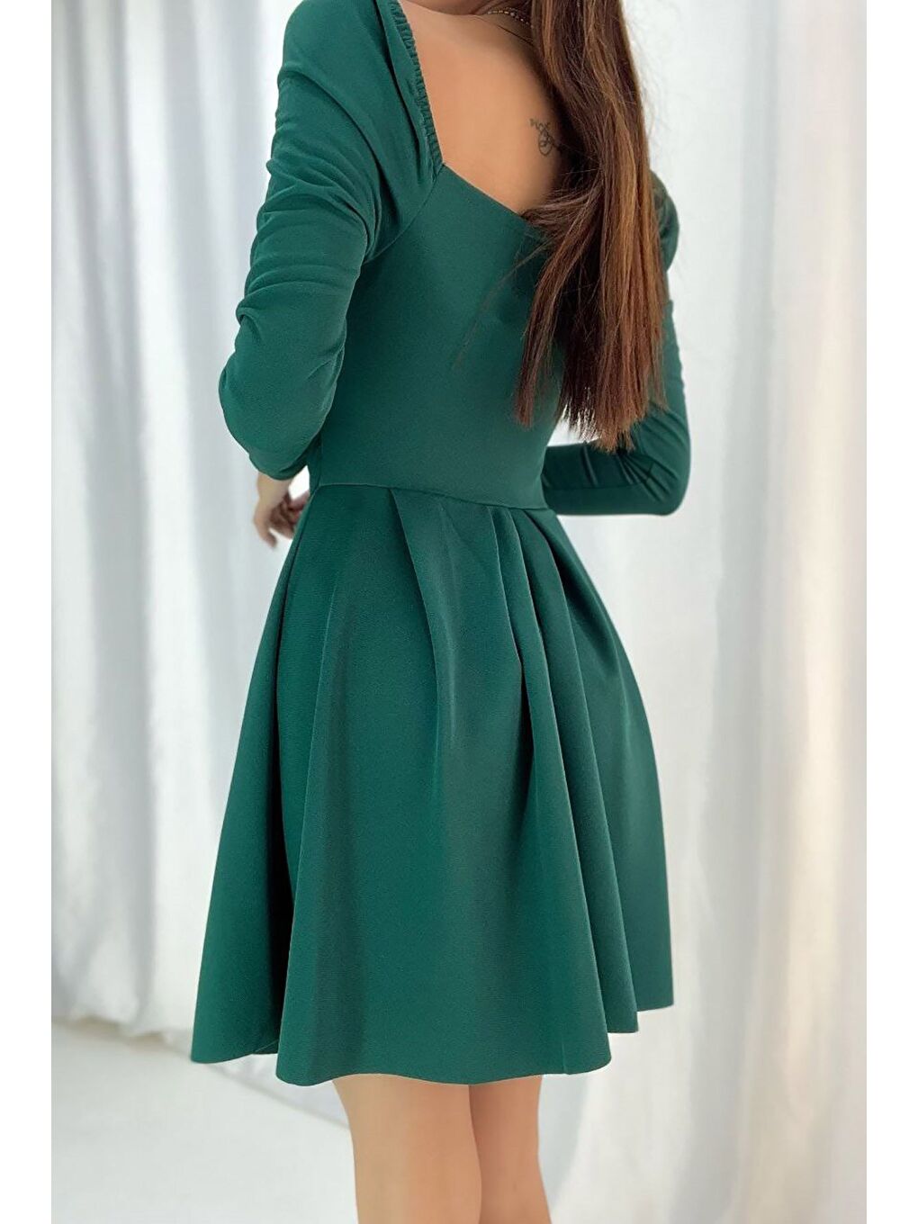 Yeşil Krep Kumaş Büzgü Detay Uzun Kare Yaka Uzun Kollu Elbise-1