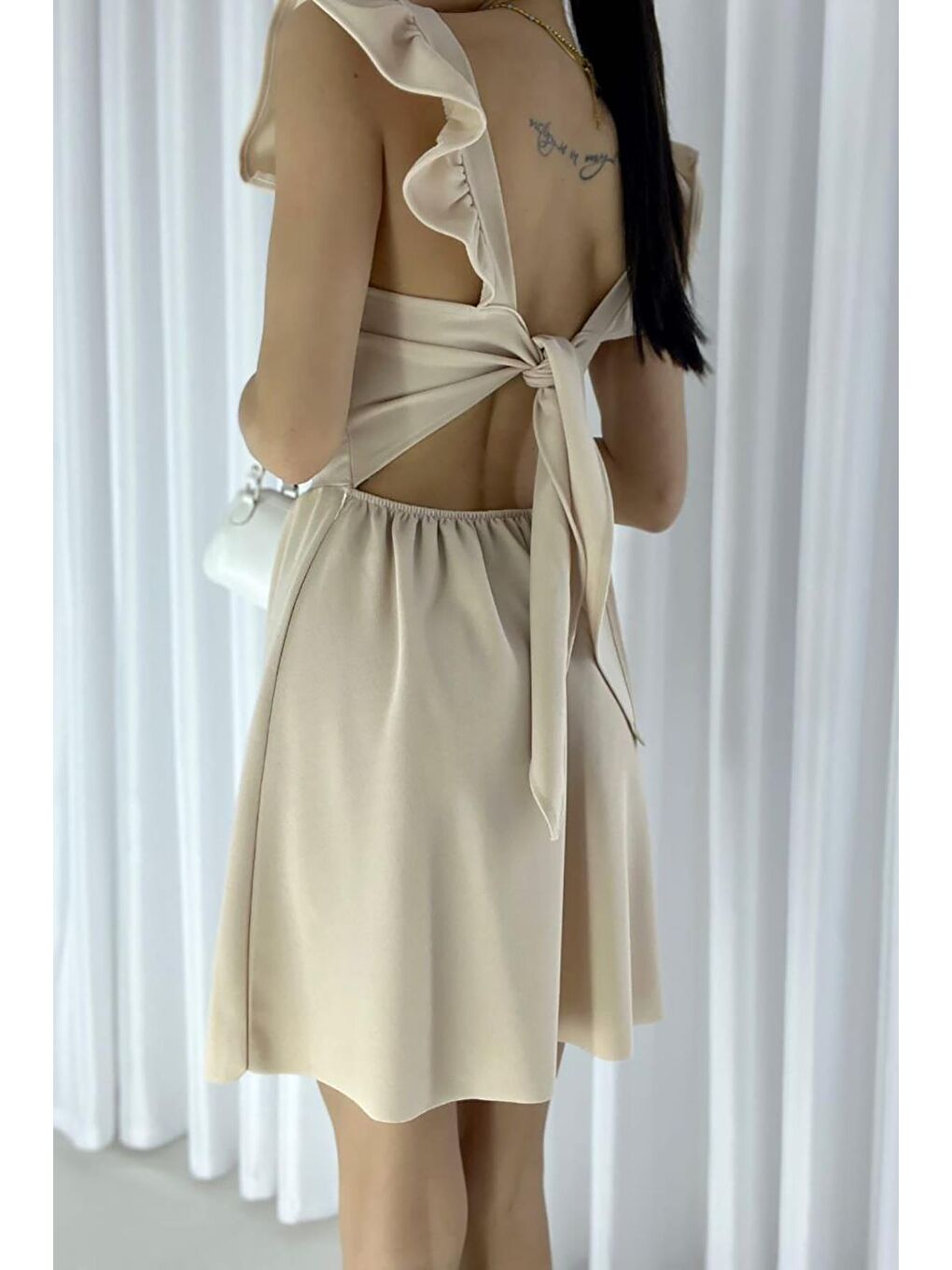 Ekru Krem Rengi Omuz Volanlı Sırt Bağlama Detay İthal Krep Kumaş Elbise-1
