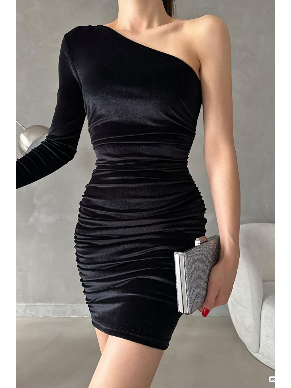 Siyah Tek Kol Büzgü Detay Kadife Kumaş Elbise-1