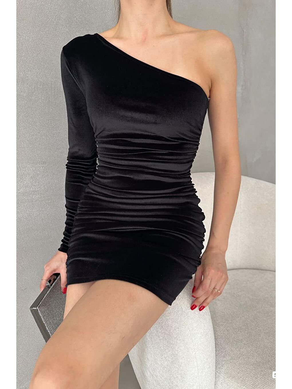 Siyah Tek Kol Büzgü Detay Kadife Kumaş Elbise-3