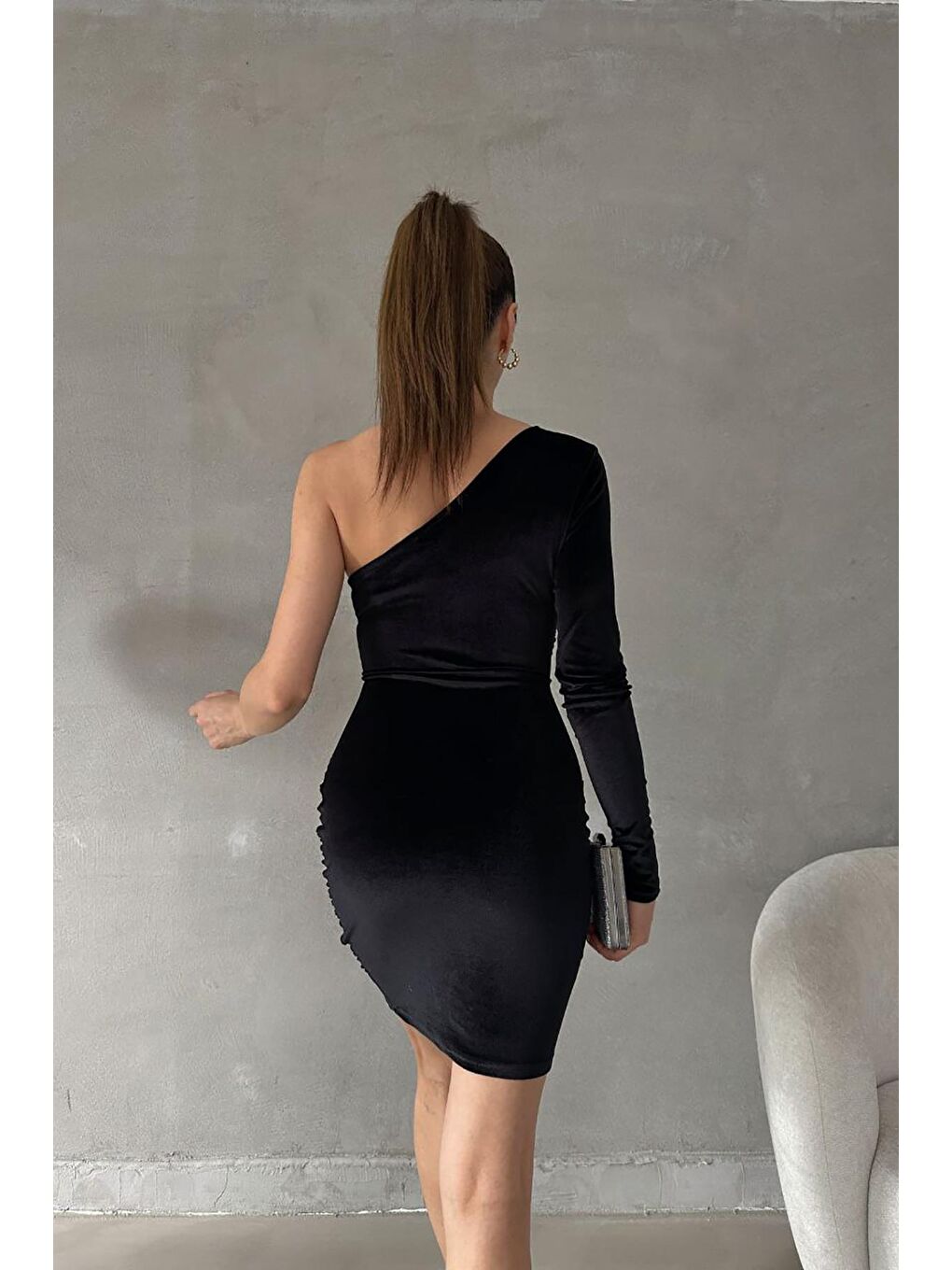 Siyah Tek Kol Büzgü Detay Kadife Kumaş Elbise-4