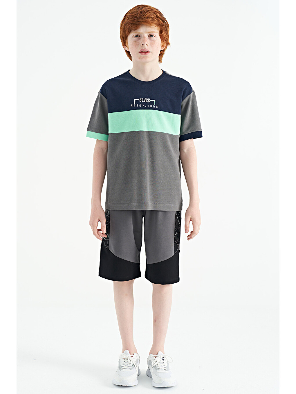 Koyu Gri Renk Geçişli Nakışlı Oversize Erkek Çocuk Tişört - 11159-1