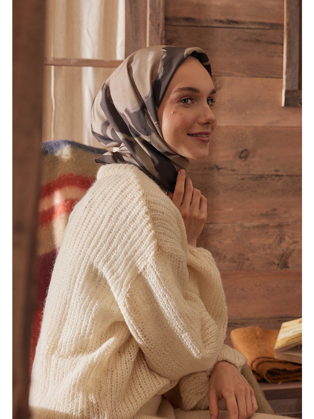 Kahverengi Dark Flower Desen Pamuk İpek Eşarp Tozlu Kahve