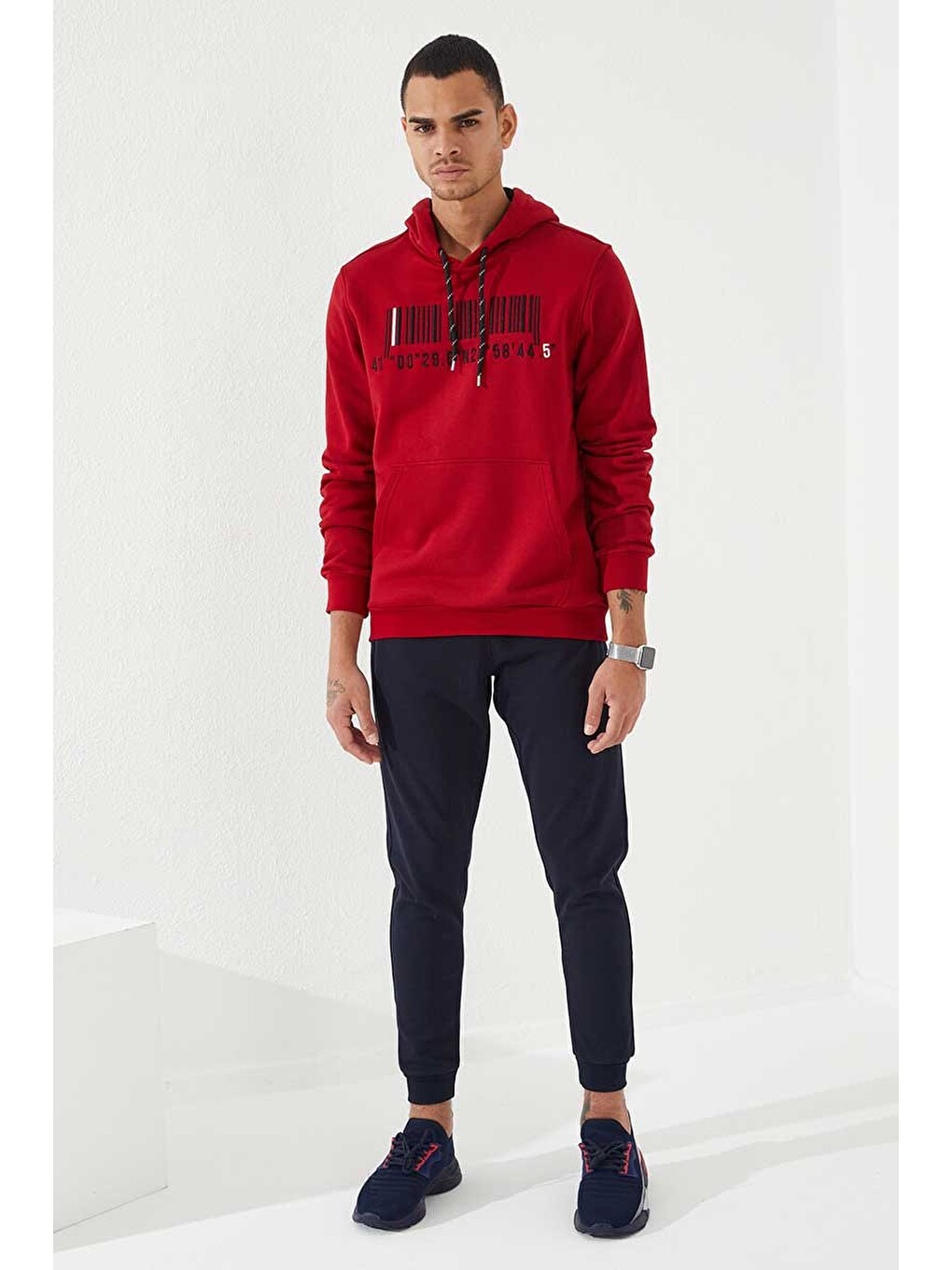 Kırmızı Nakışlı Kanguru Cep Standart Kalıp Kapüşonlu  Erkek Hoodie - 87839-3