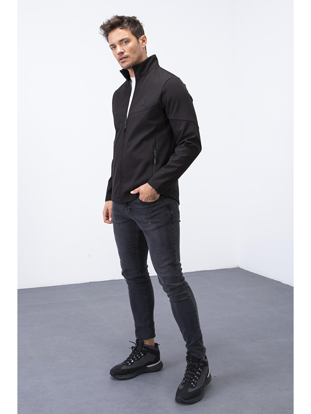 Siyah Fermuarlı Dik Yaka Su ve Rüzgar Geçirmez Softshell Erkek Ceket- 88050-1