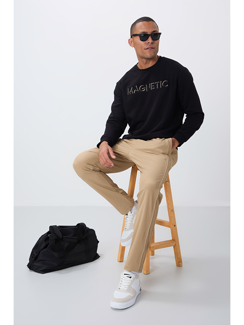 Siyah Yazı Nakışlı Bisiklet Yaka Rahat Form Erkek Sweatshirt - 88020-1