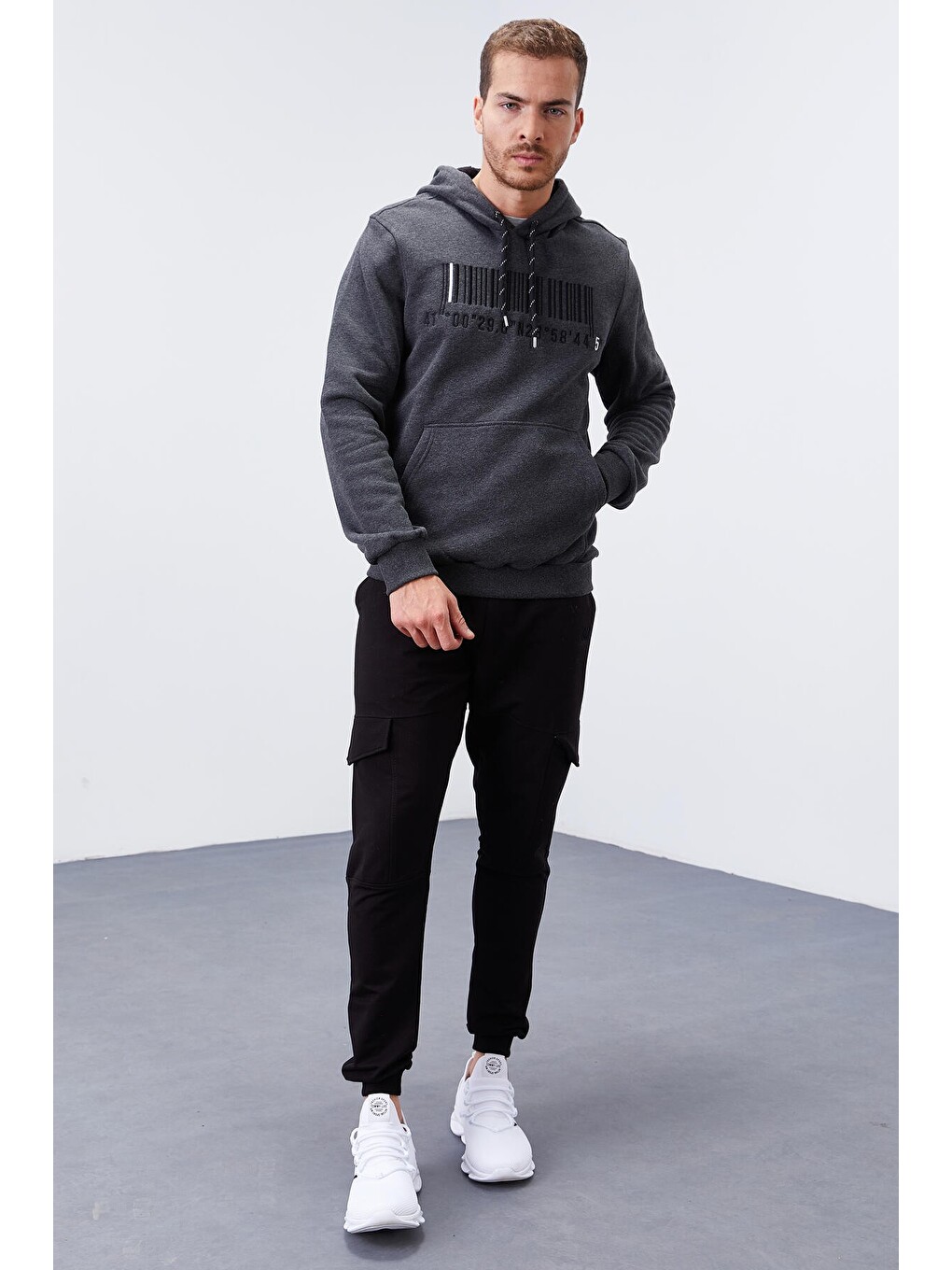 Antrasit Melanj Nakışlı Kanguru Cep Standart Kalıp Kapüşonlu  Erkek Hoodie - 87839-1