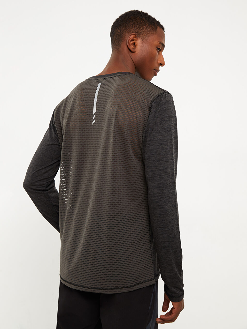 تيشيرت رياضي كم طويل بياقة دائرية للرجال