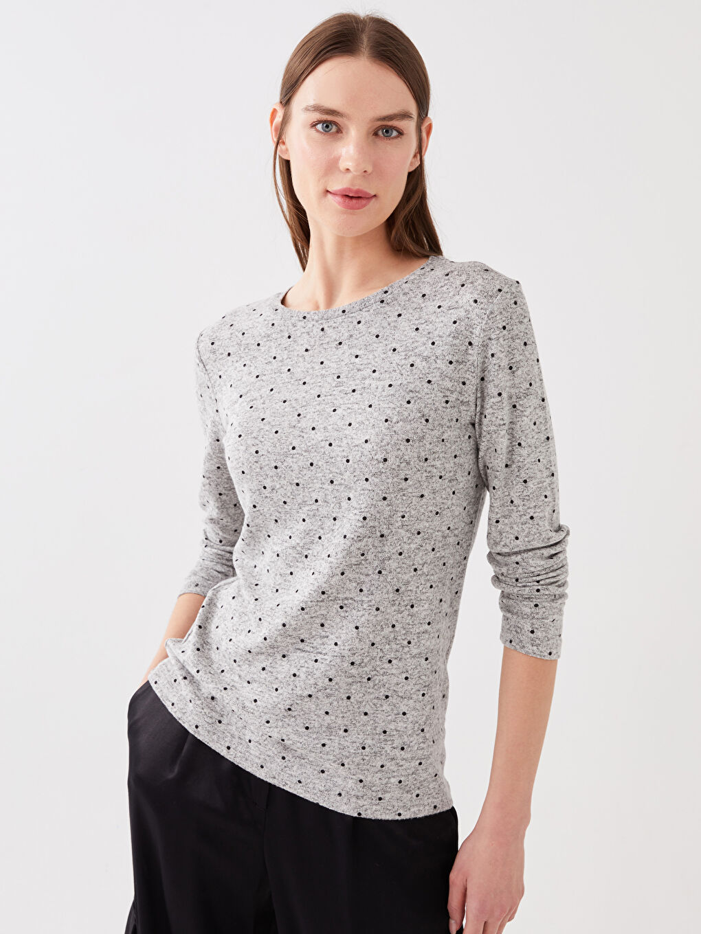 Siyah Bisiklet Yaka Puantiyeli Uzun Kollu Kadın Tişört