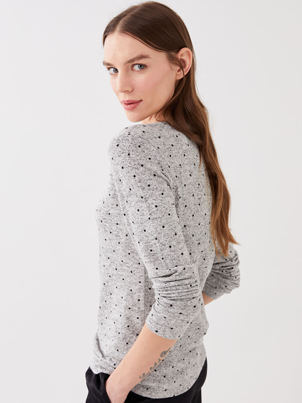 Siyah Bisiklet Yaka Puantiyeli Uzun Kollu Kadın Tişört-1