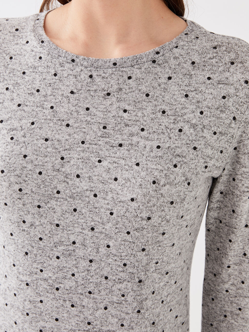 Siyah Bisiklet Yaka Puantiyeli Uzun Kollu Kadın Tişört-3