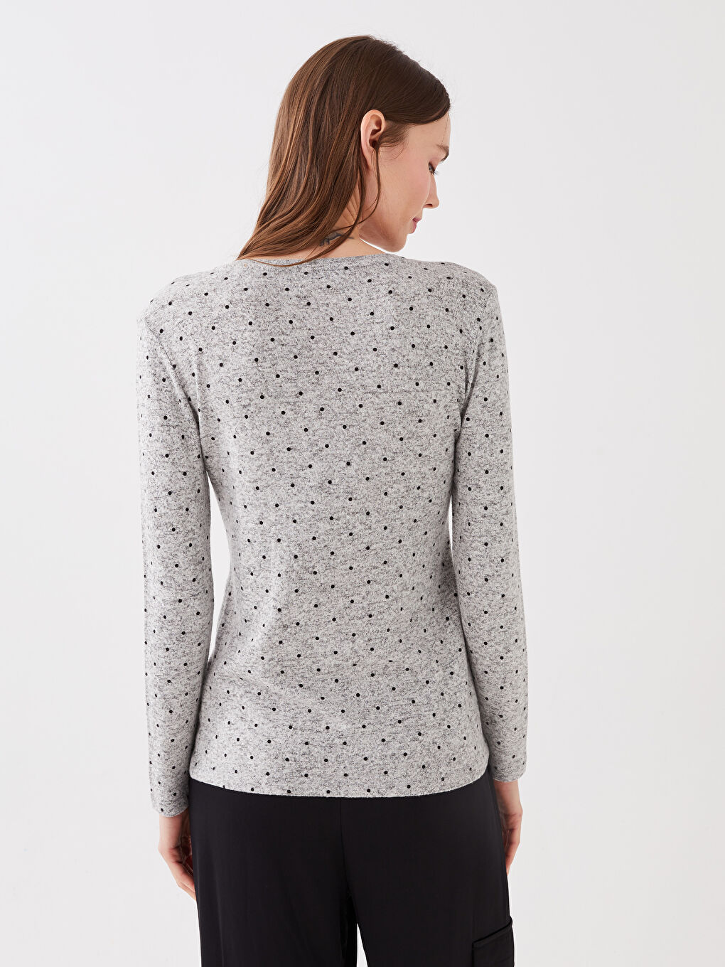 Siyah Bisiklet Yaka Puantiyeli Uzun Kollu Kadın Tişört-4