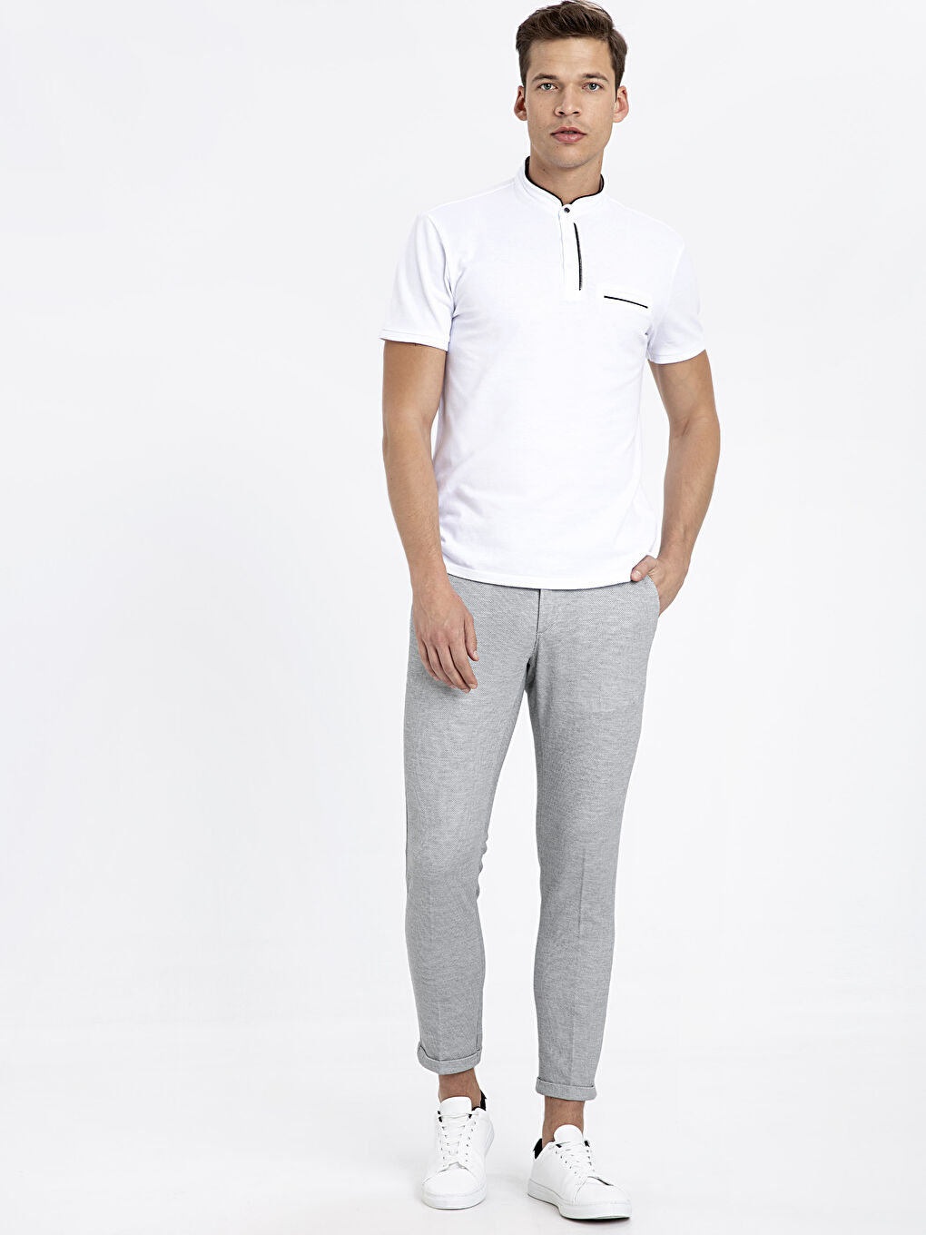 Beyaz Hakim Yaka Kısa Kollu Pamuklu Tişört-1