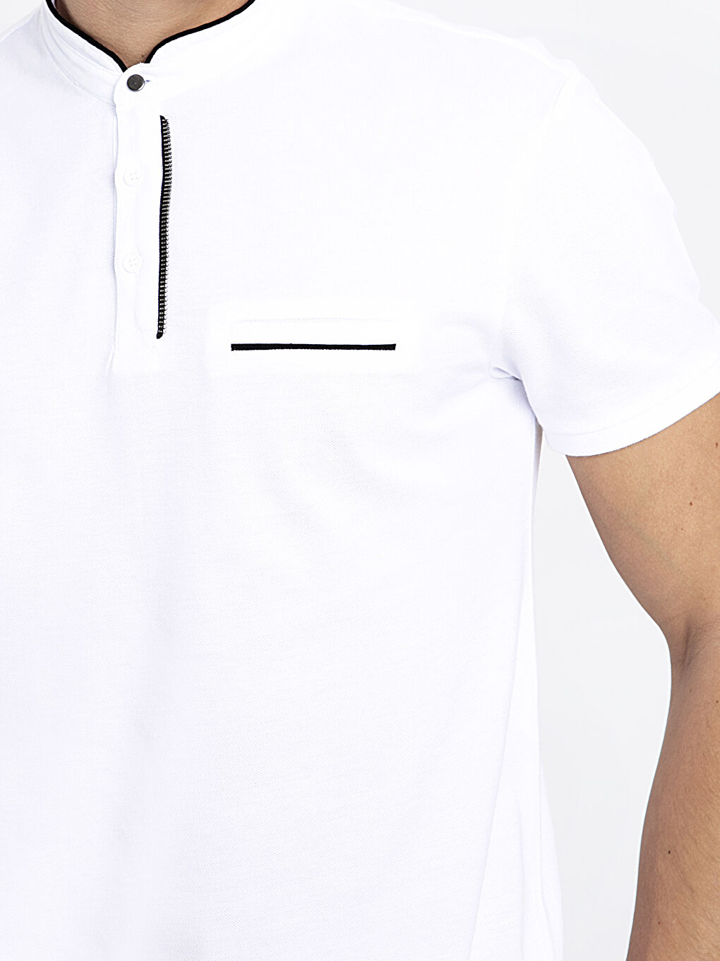 Beyaz Hakim Yaka Kısa Kollu Pamuklu Tişört-3