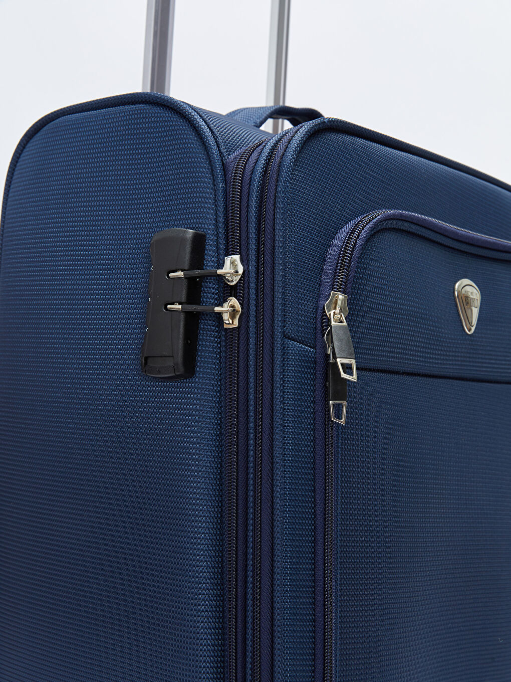 شنطة سفر صغيرة بتفاصيل قفل-5