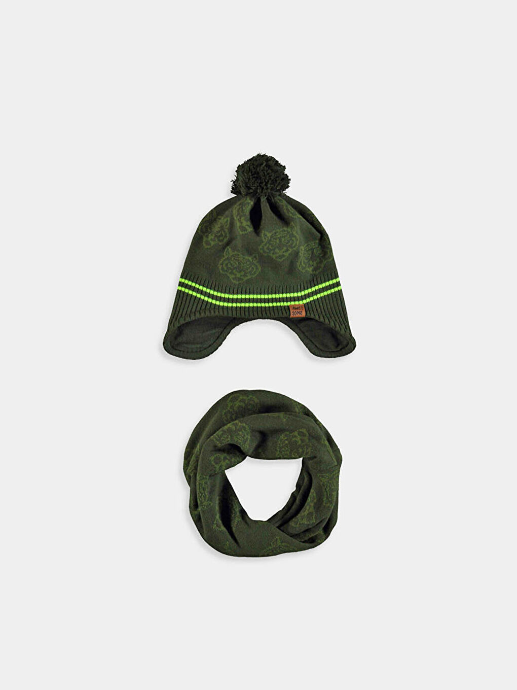 Ұл баланың помпонды тоқыма бас киімі мен снуды