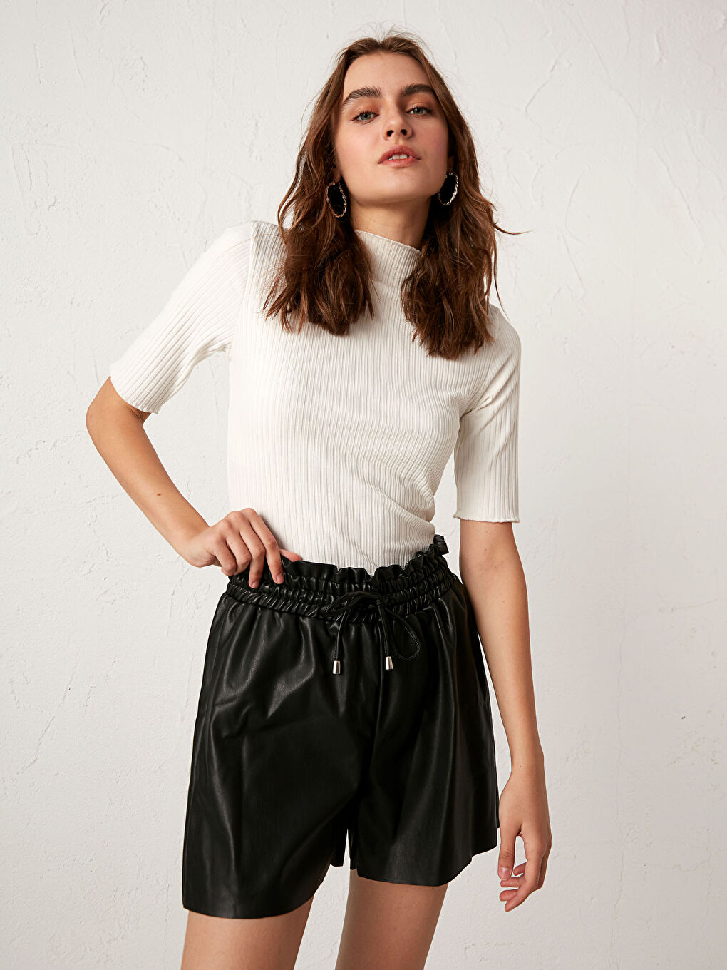 Siyah Deri Görünümlü Bağcıklı Kadın Şort-4