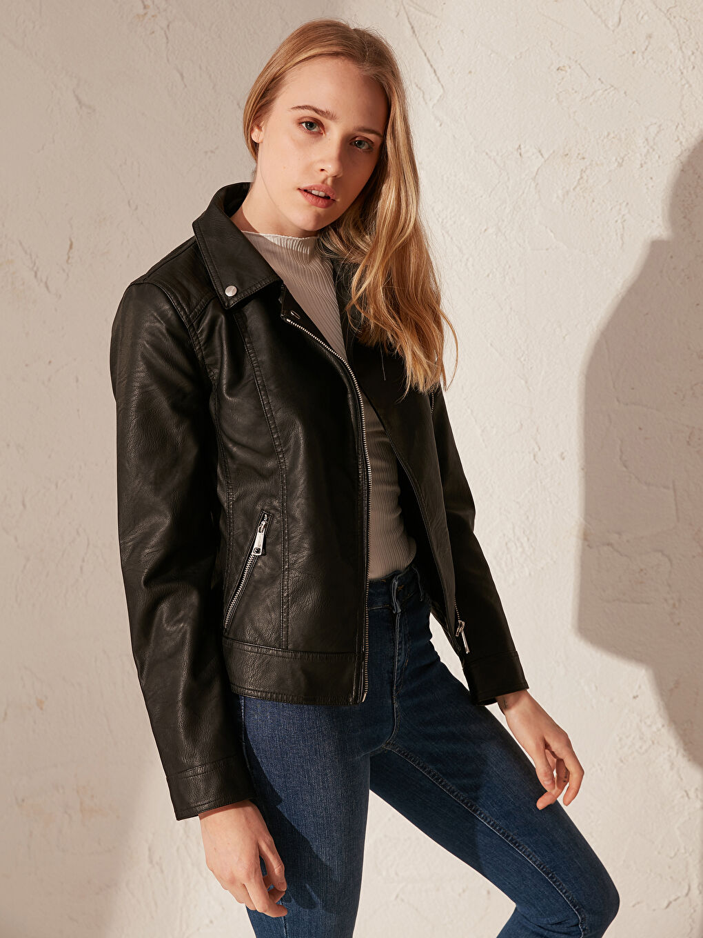 Siyah Gömlek Yaka Uzun Kollu Kadın Deri Görünümlü Mont-1