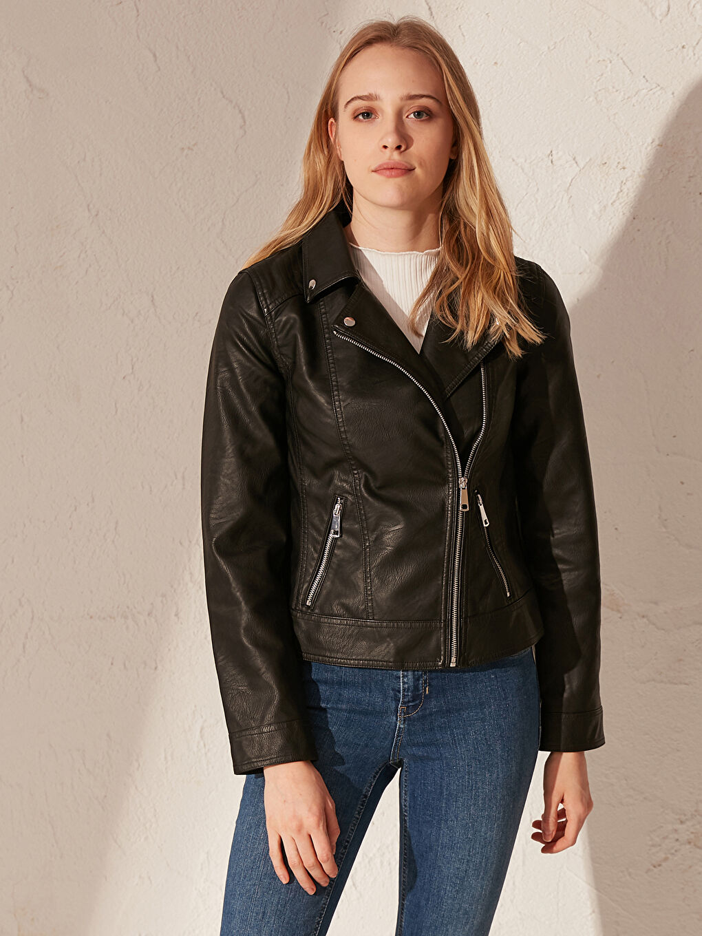 Siyah Gömlek Yaka Uzun Kollu Kadın Deri Görünümlü Mont-2