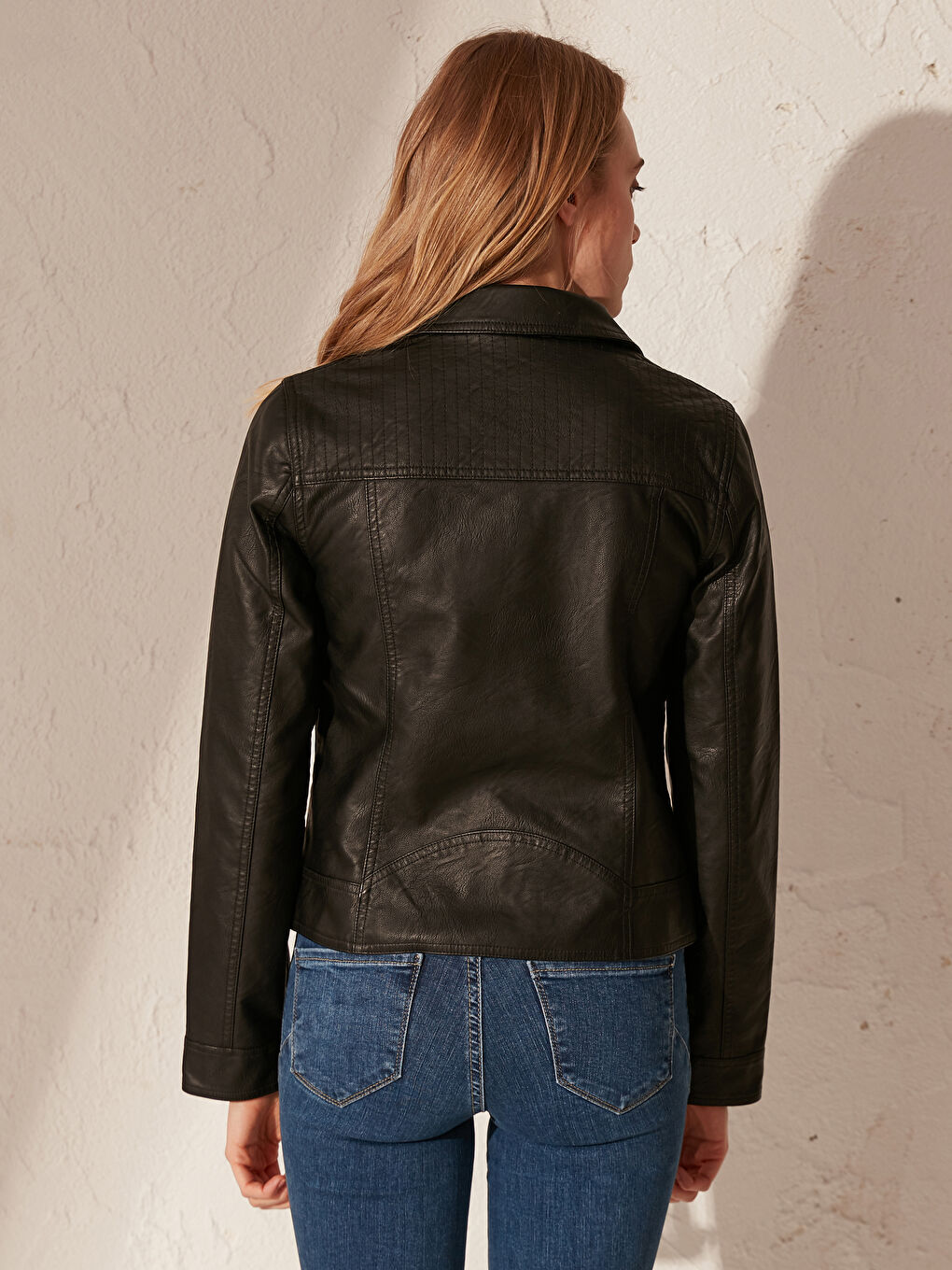 Siyah Gömlek Yaka Uzun Kollu Kadın Deri Görünümlü Mont-4