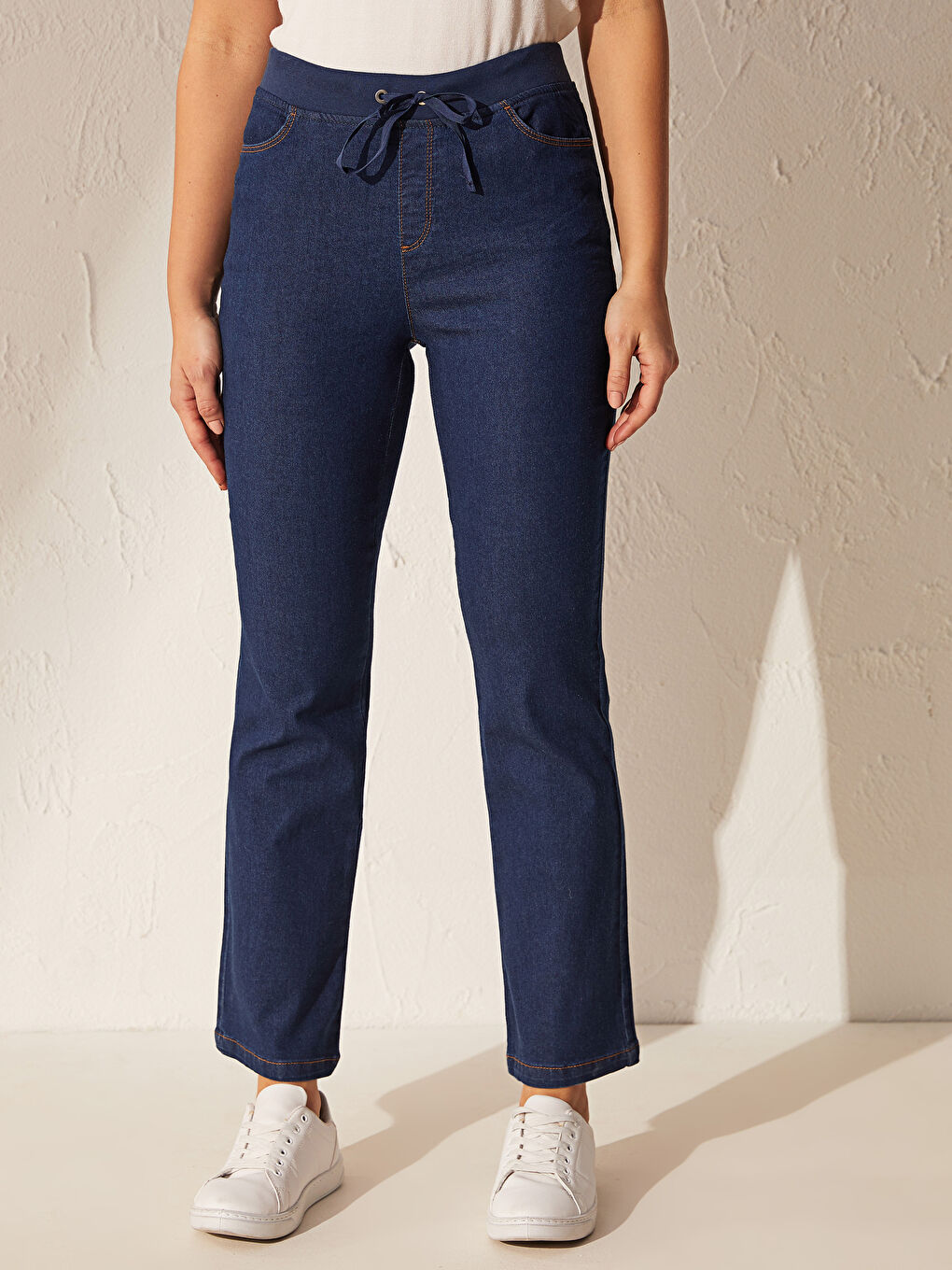 Mavi Beli Lastikli Düz Paça Kadın Jean Pantolon-10