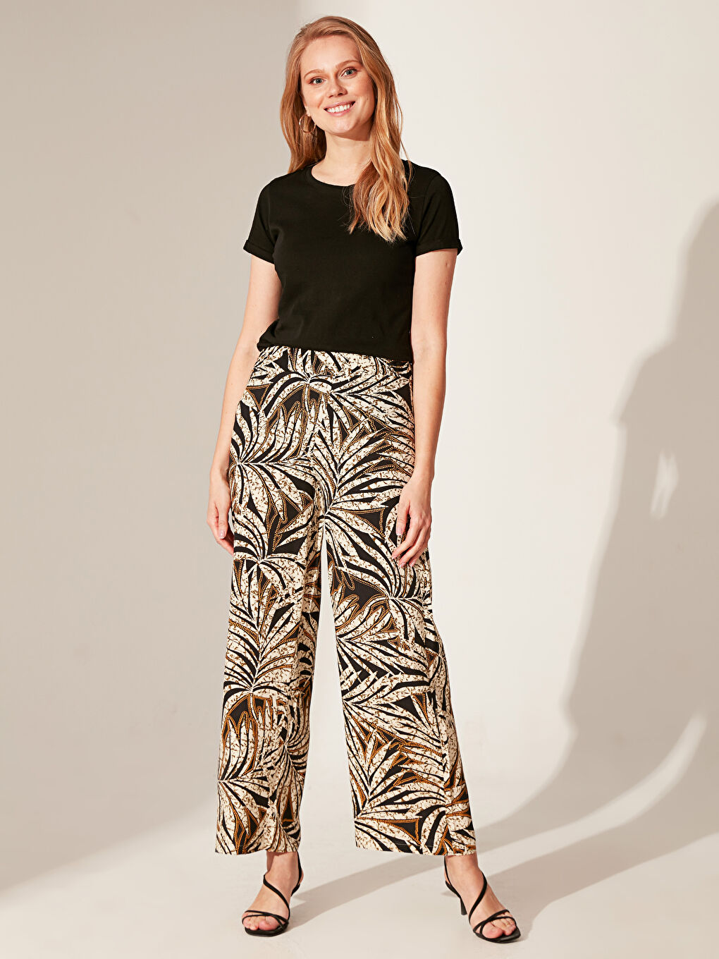 LCWAIKIKI Classic Elastic Waist Figured Palazzo Pants -0S1635Z8-LQJ