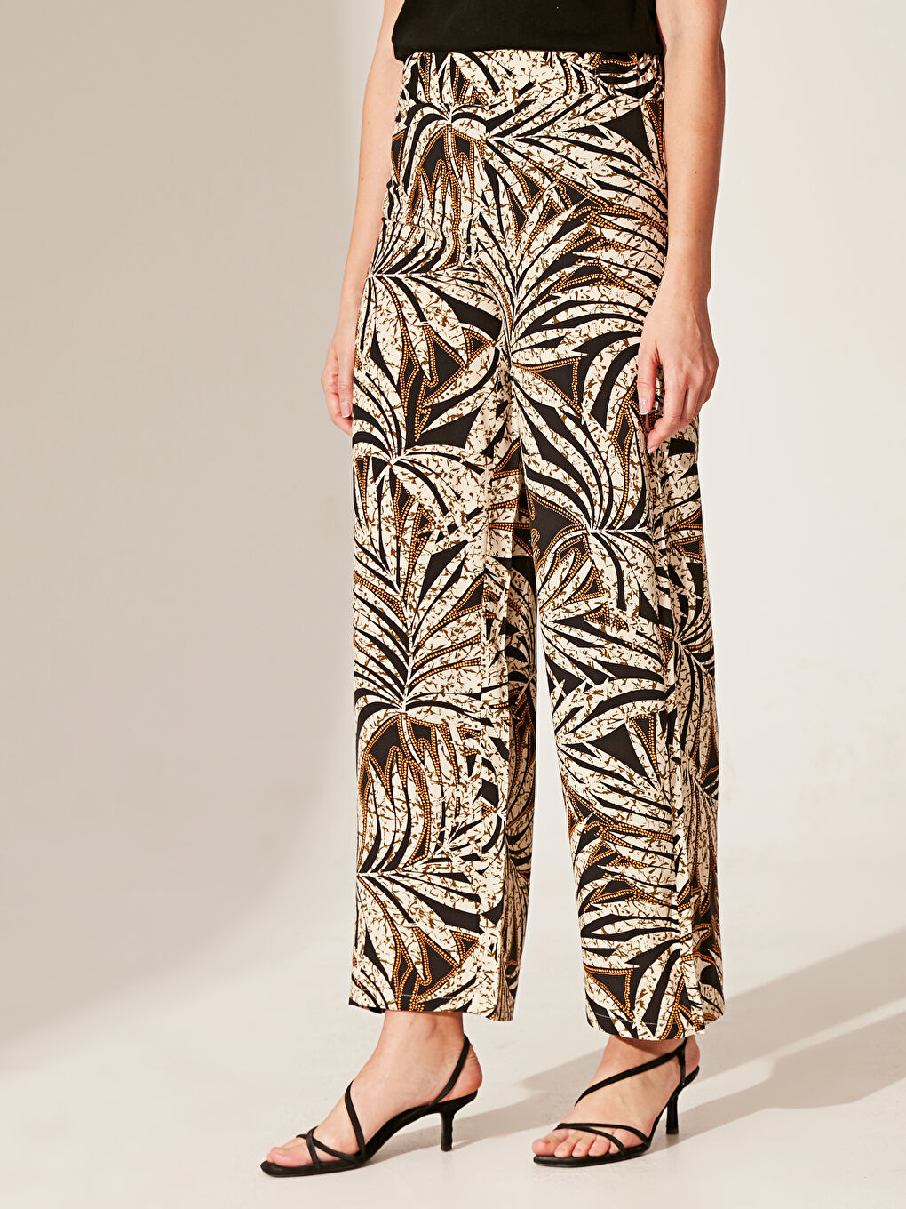 LCWAIKIKI Classic Elastic Waist Figured Palazzo Pants -0S1635Z8-LQJ