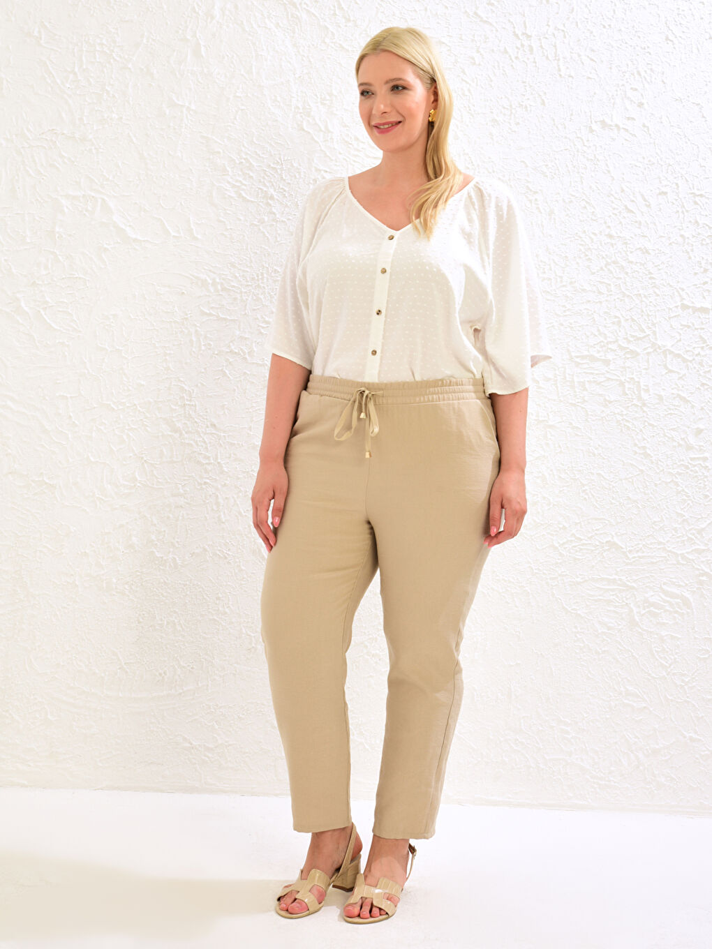 LCW Ankle Length Elastic Waist Carrot Fit Trousers -0S1641Z8-KVB