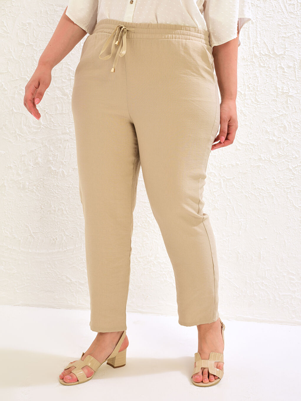 LCW Ankle Length Elastic Waist Carrot Fit Trousers -0S1641Z8-KVB