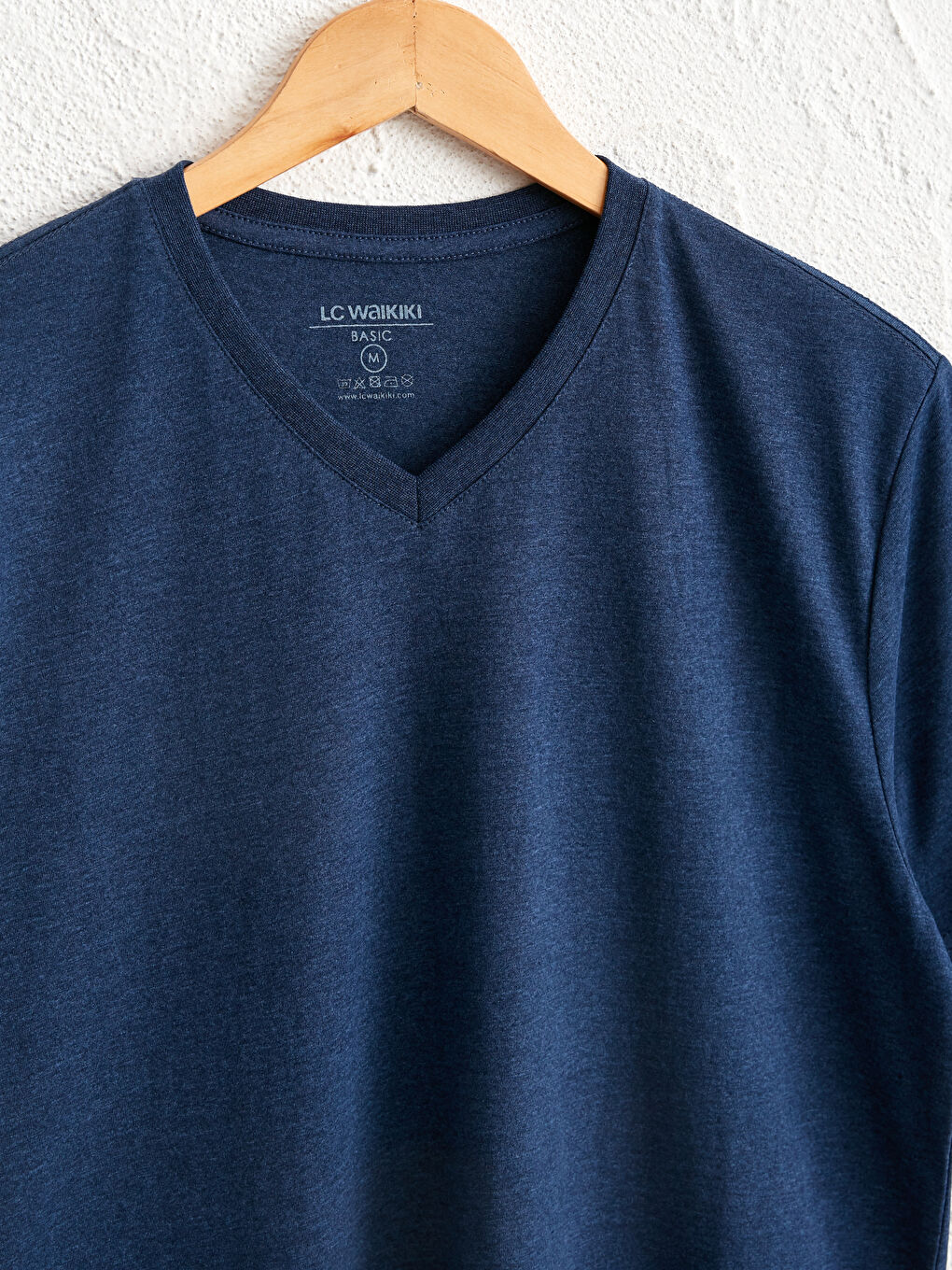 تيشيرت قطن أساسي بفتحة رقبة على شكل حرف V وكم قصير للرجال-2