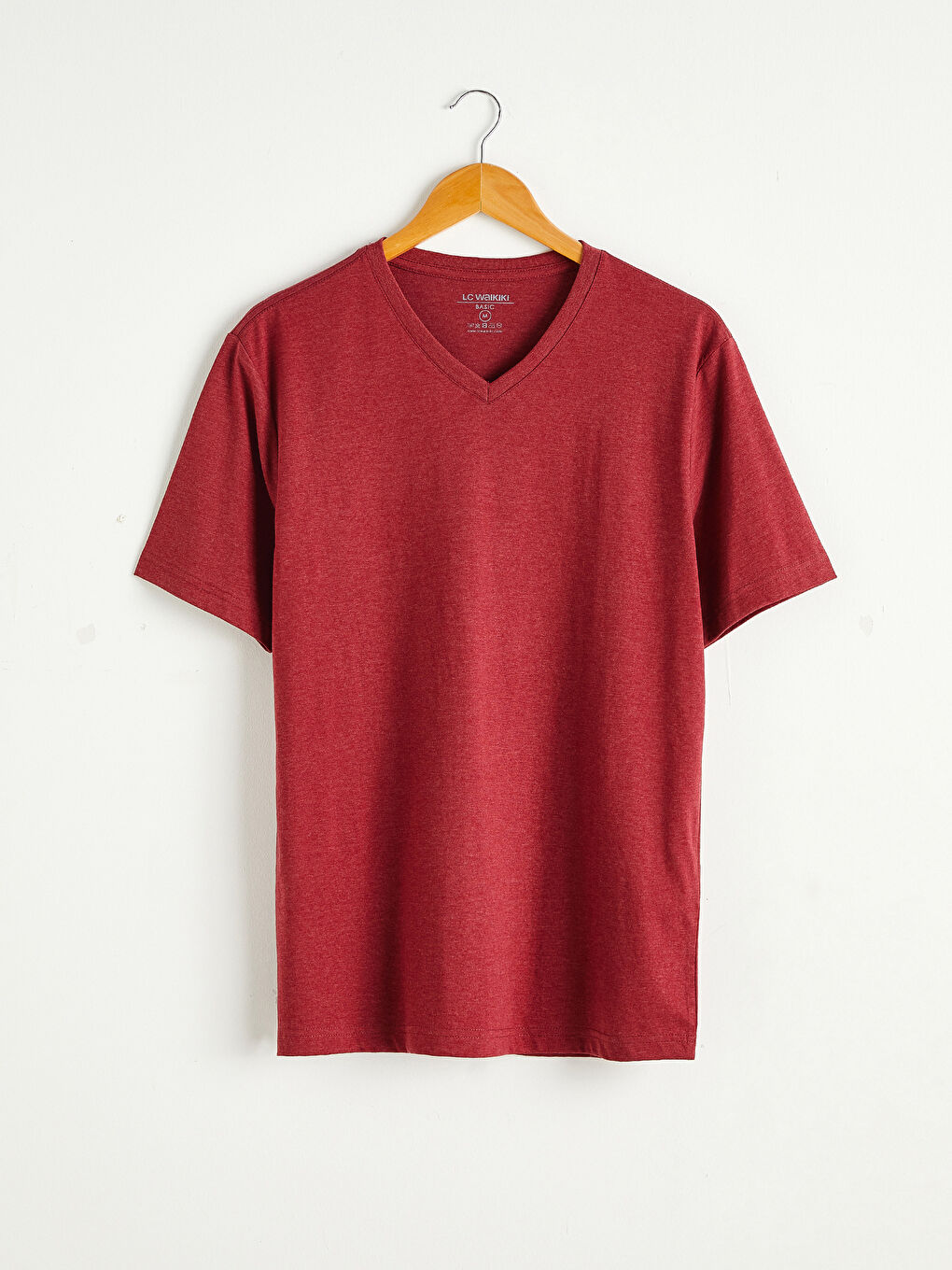 تيشيرت قطن أساسي بفتحة رقبة على شكل حرف V وكم قصير للرجال