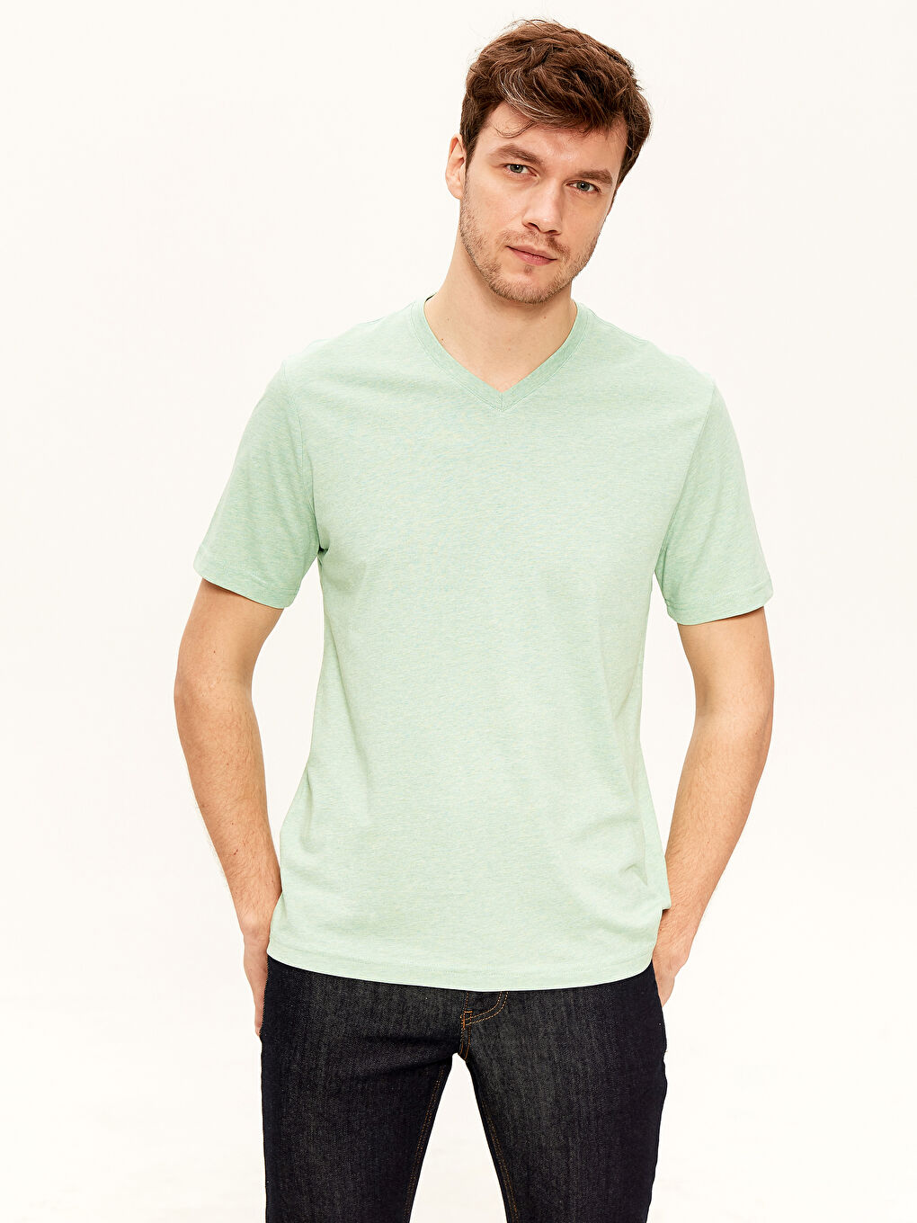 تيشيرت قطن أساسي بفتحة رقبة على شكل حرف V وكم قصير للرجال