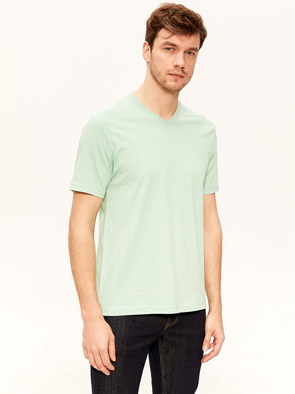 تيشيرت قطن أساسي بفتحة رقبة على شكل حرف V وكم قصير للرجال-1