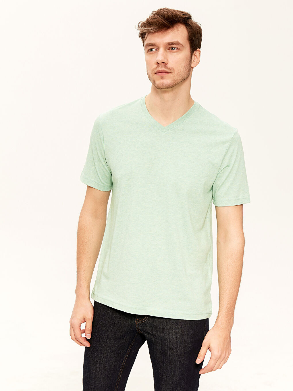 تيشيرت قطن أساسي بفتحة رقبة على شكل حرف V وكم قصير للرجال-2