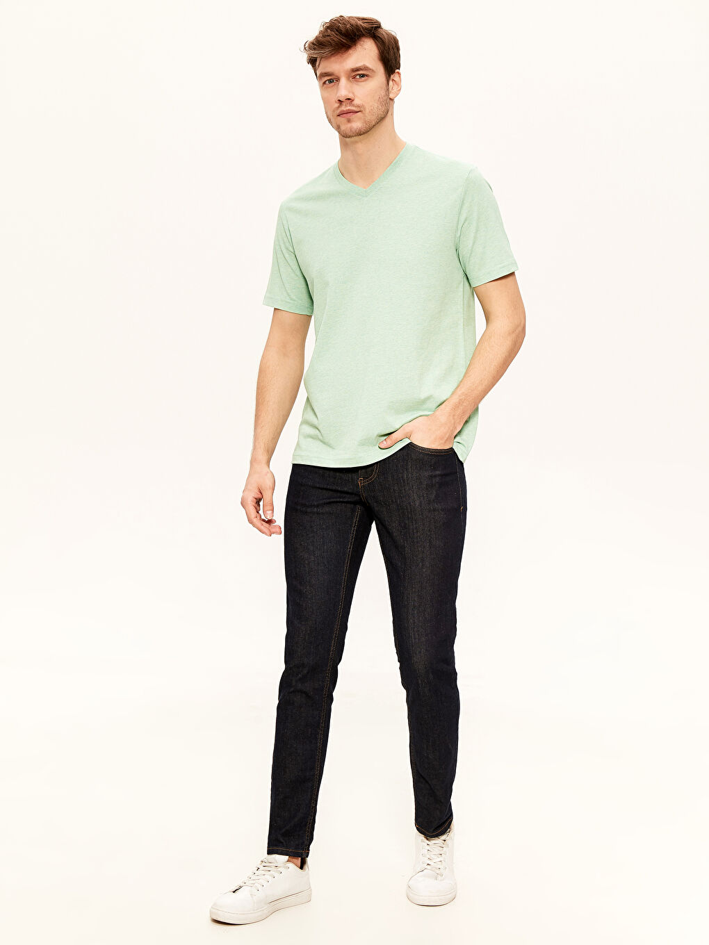 تيشيرت قطن أساسي بفتحة رقبة على شكل حرف V وكم قصير للرجال-4