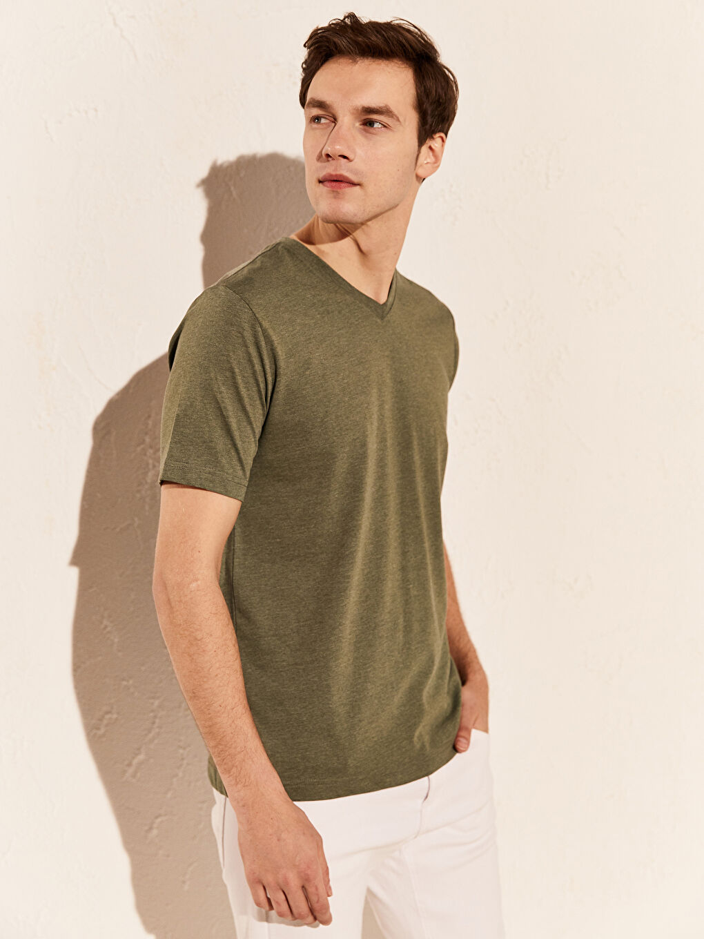 Haki V Yaka Kısa Kollu Basic Pamuklu Erkek Tişört-1